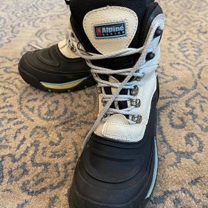 Alpine snow boots
